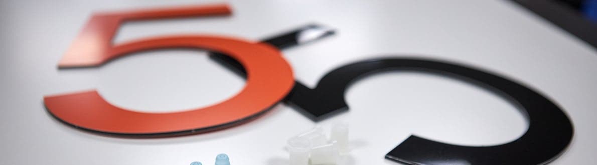 Huisnummers maken van kunststof