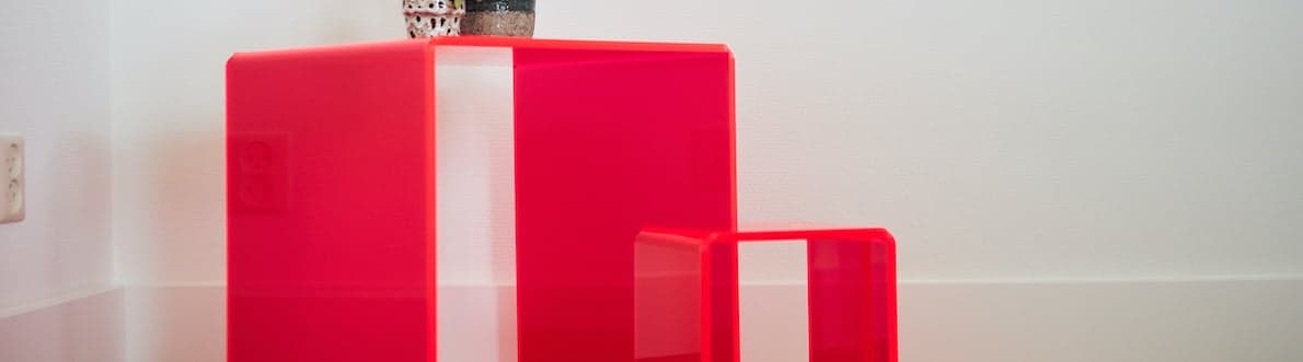 Kunststof bijzettafeltjes maken eindresultaat in banner