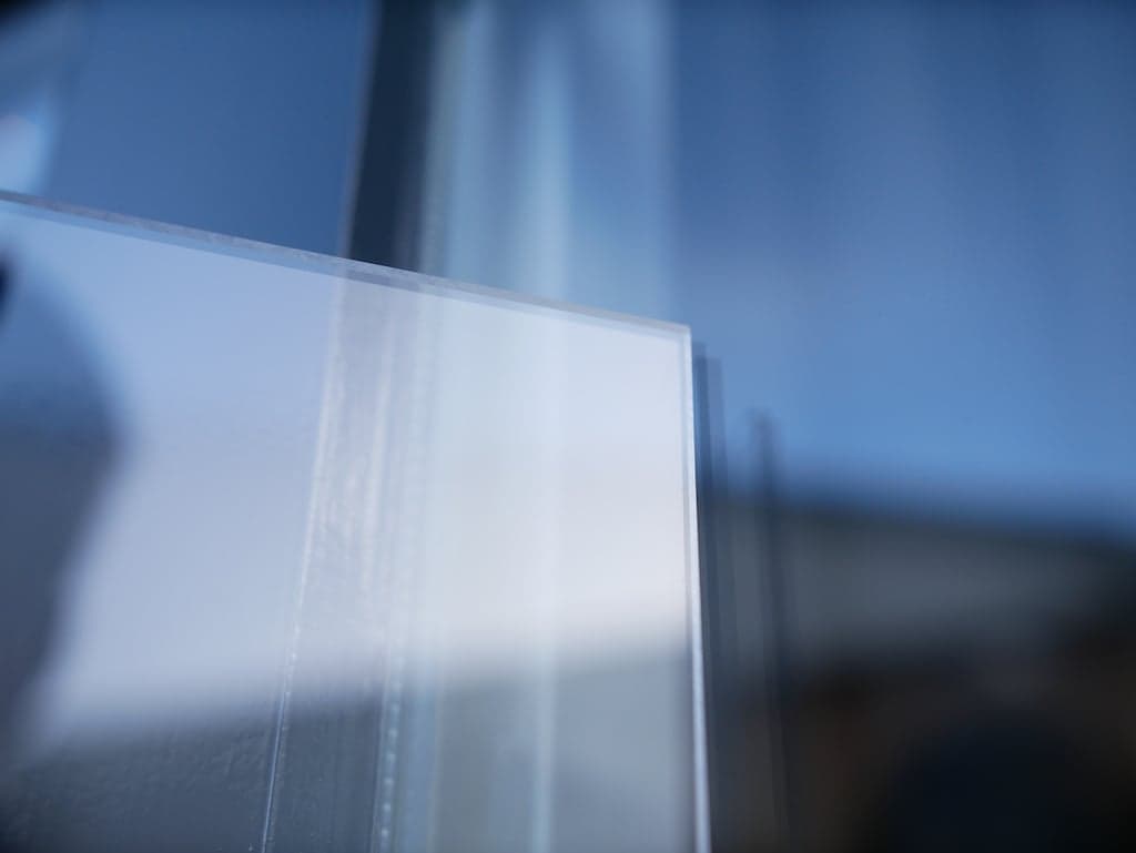 Polycarbonaat of glas plexiglasplaat naast traditioneel glas