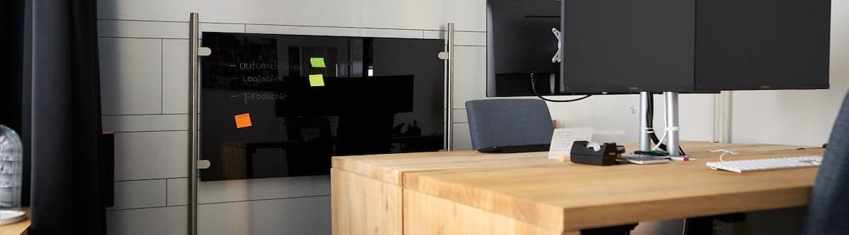 Roomdivider memobord krijtstiften in thuiskantoor