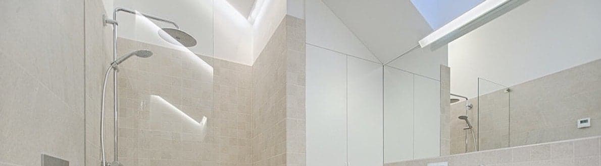 Douchewand plexiglas banner