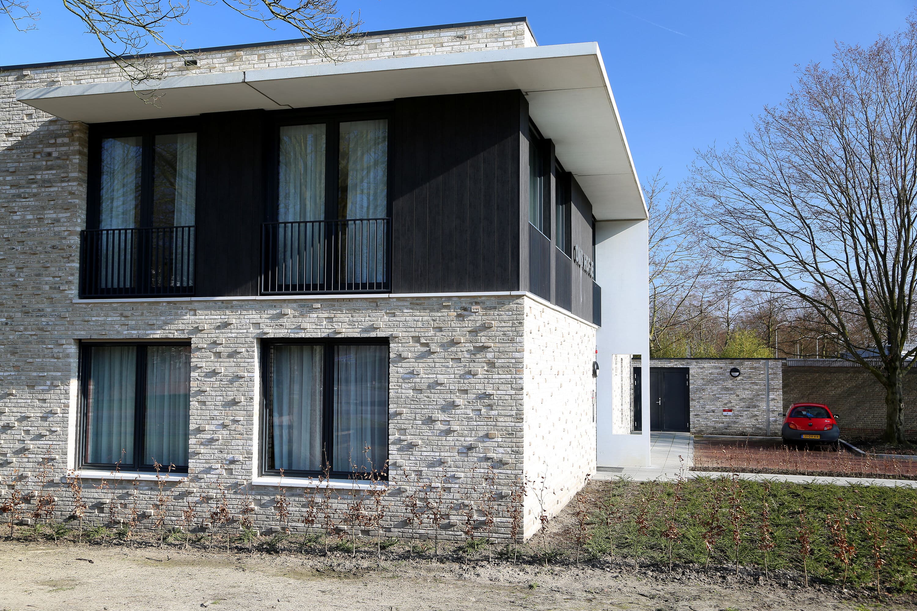 gevelbekleding dakoverstek zwart buiten