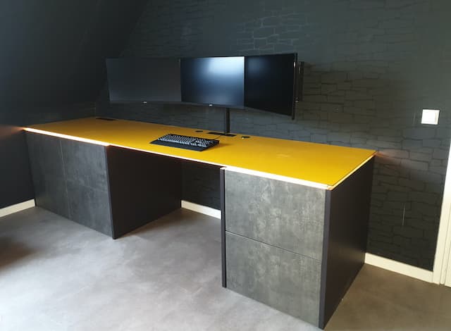 Zelfgemaakt bureau van HPL plaat