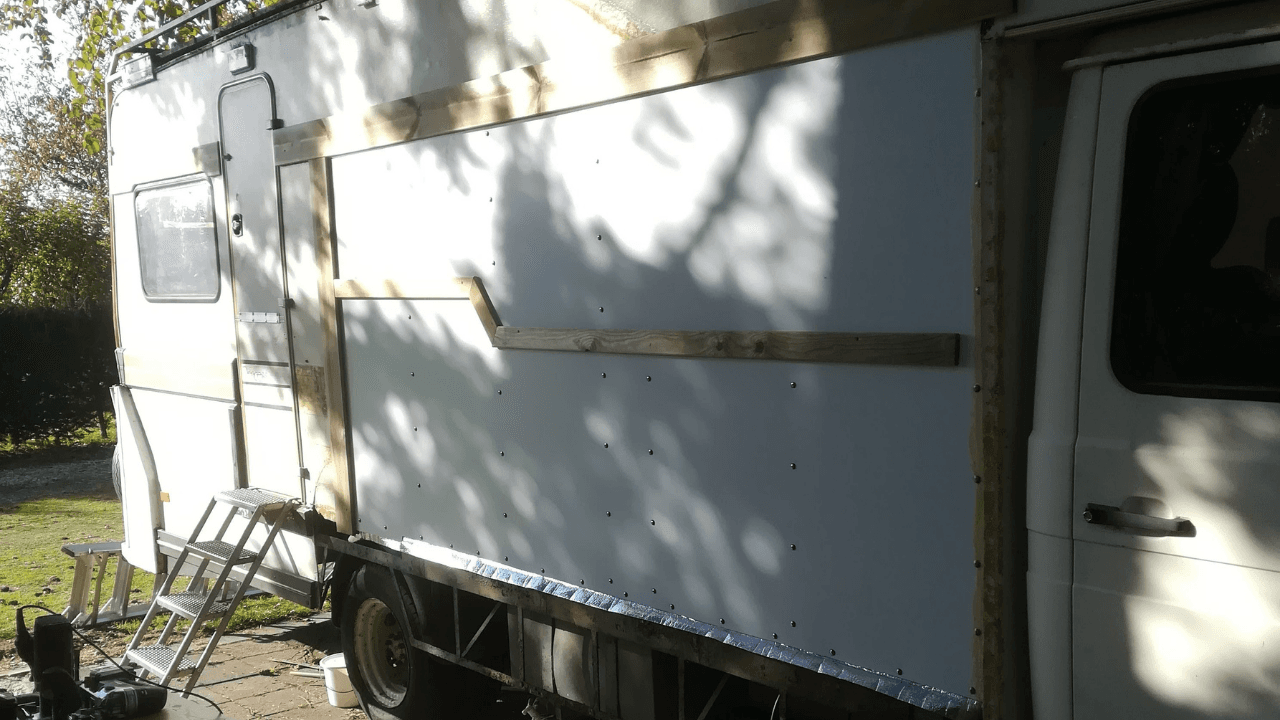 Camperwand vervangen met wit alupanel