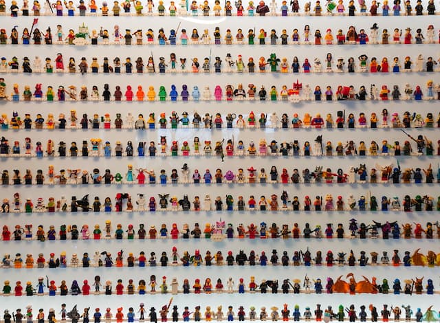 Deelnemer LEGO Masters maakte minifig wall met kunststof