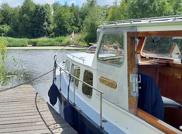 Deuren van polycarbonaat voor de boot
