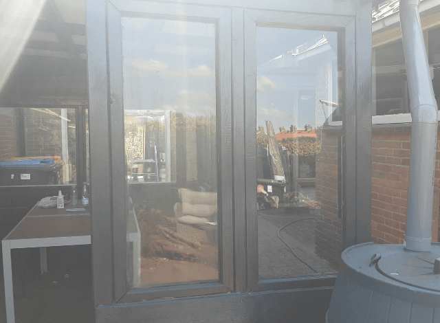 Een nieuwe schuur raam van plexiglas
