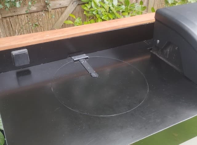 Gerestylde buitenkeuken met zwart Alupanel3