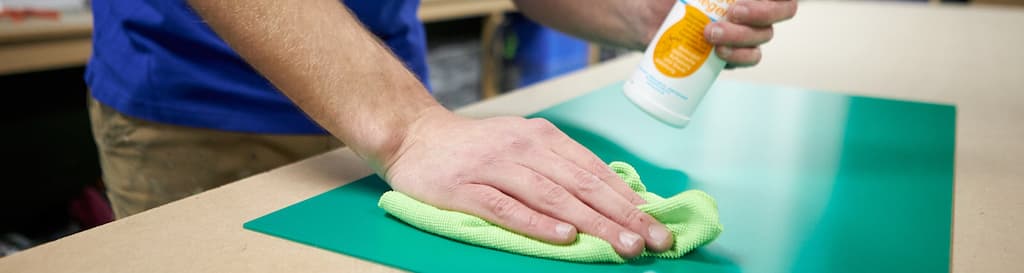 Geschuimd PVC schoonmaken