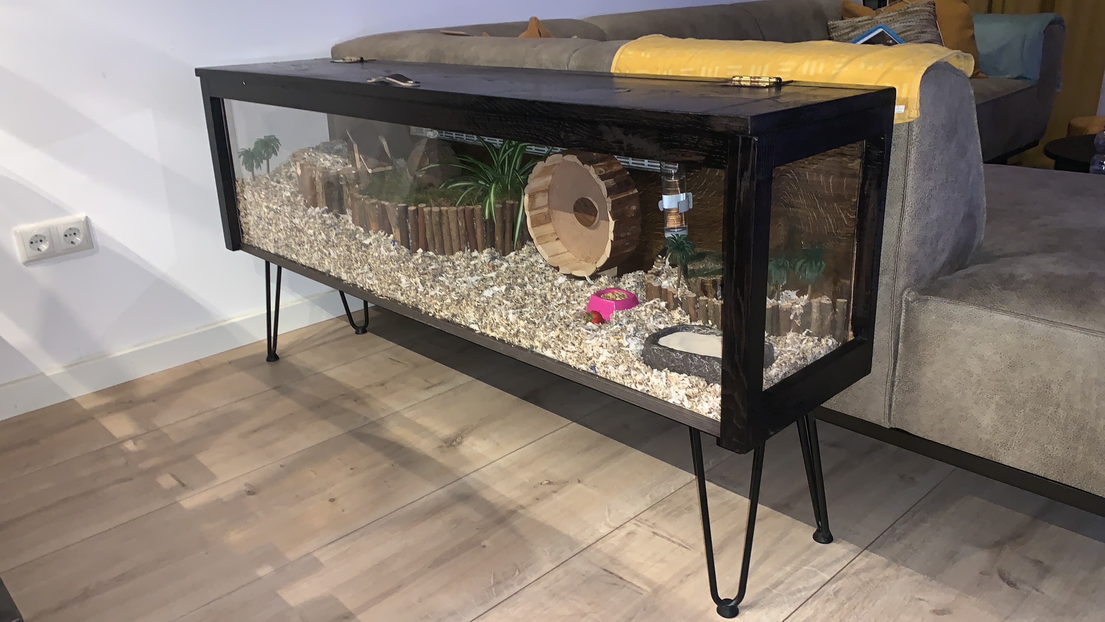 Hamsterkooi van plexiglas en eiken meubelpanelen