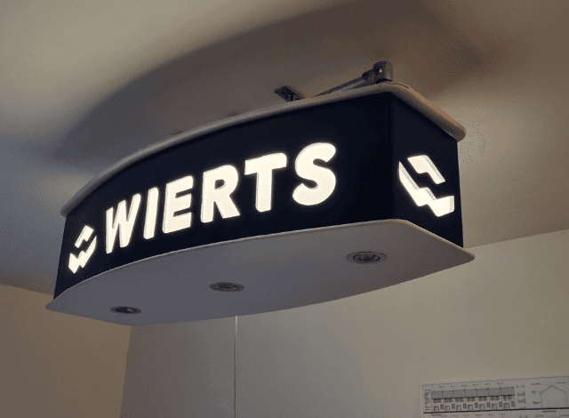 Hangende lamp van hout en plexiglas