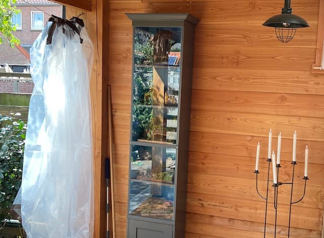 Kastdeur van helder plexiglas