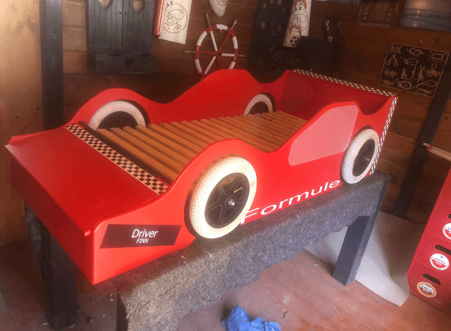 Kinderbed van hout en plexiglas