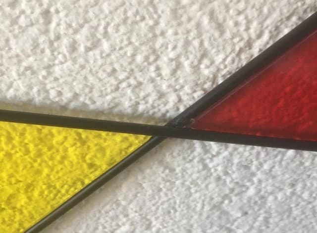 Muurdecoratie met gekleurd plexiglas