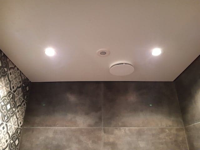 Plafond van HPL in toilet