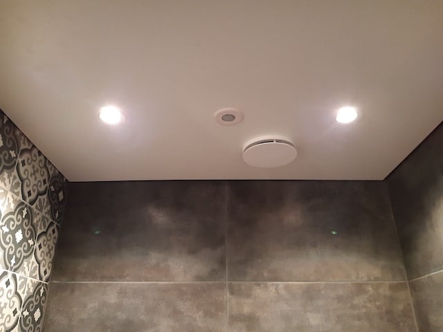 Plafond van HPL in toilet