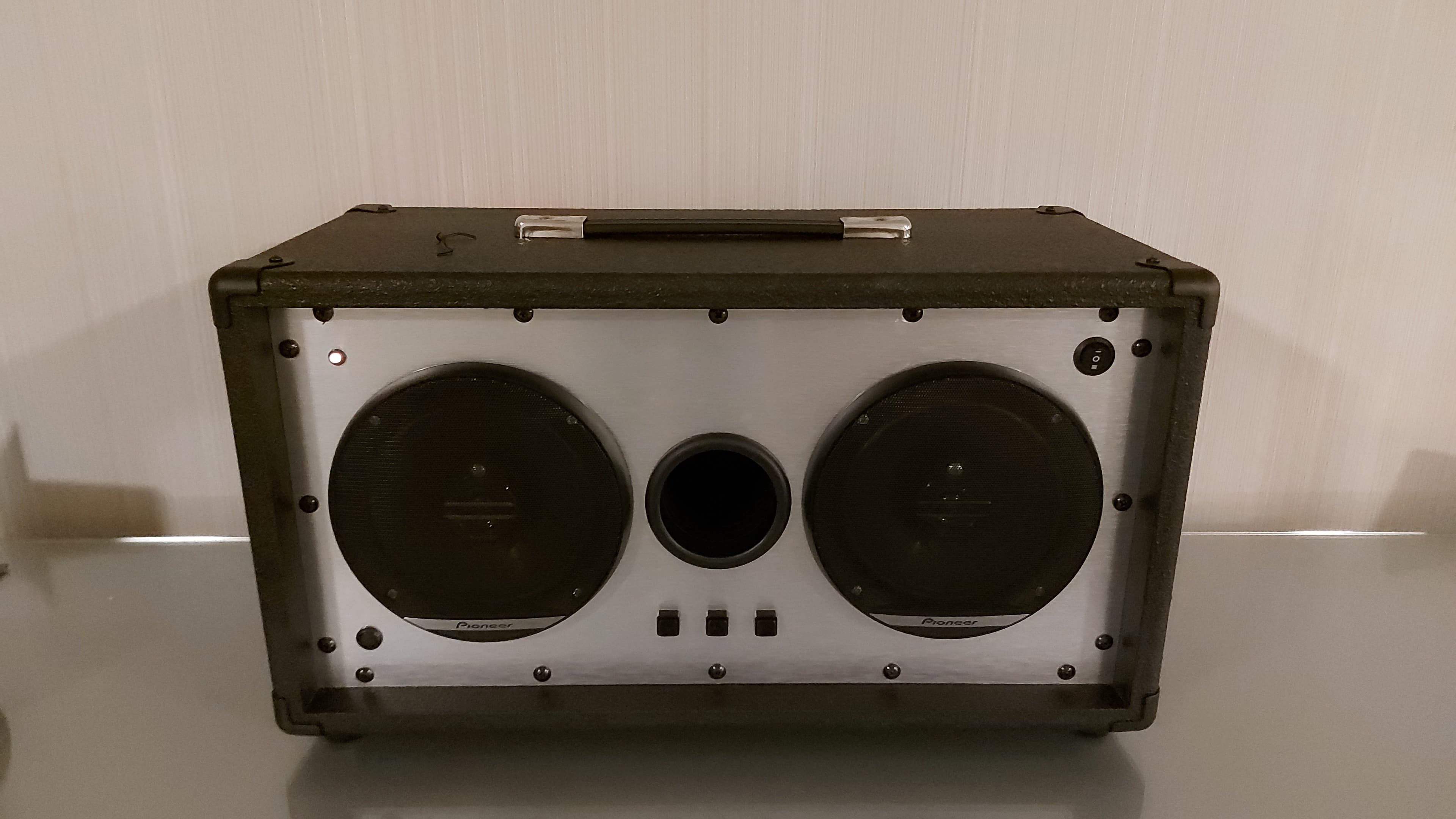 Retro bluetooth speaker