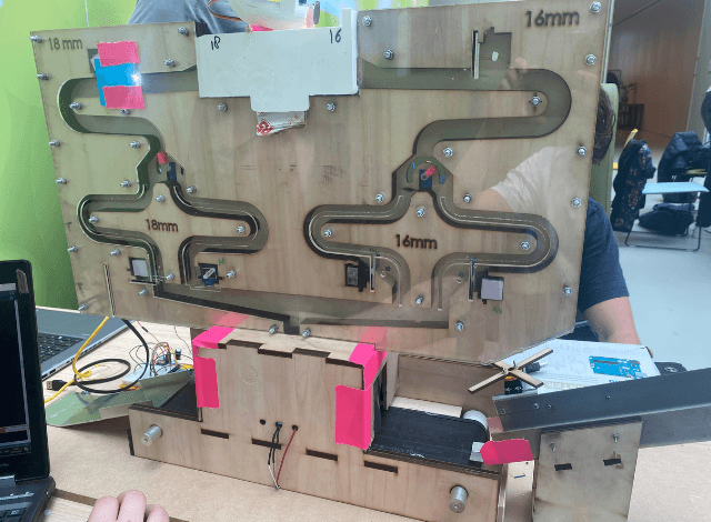 Sorteermachine door middel van plexiglas