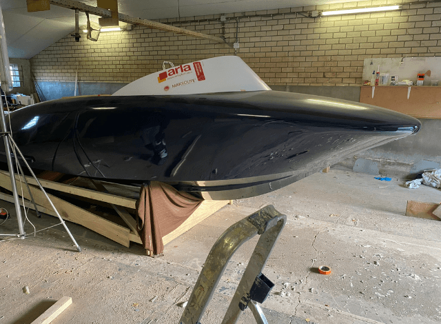 Een boot van hout en polycarbonaat