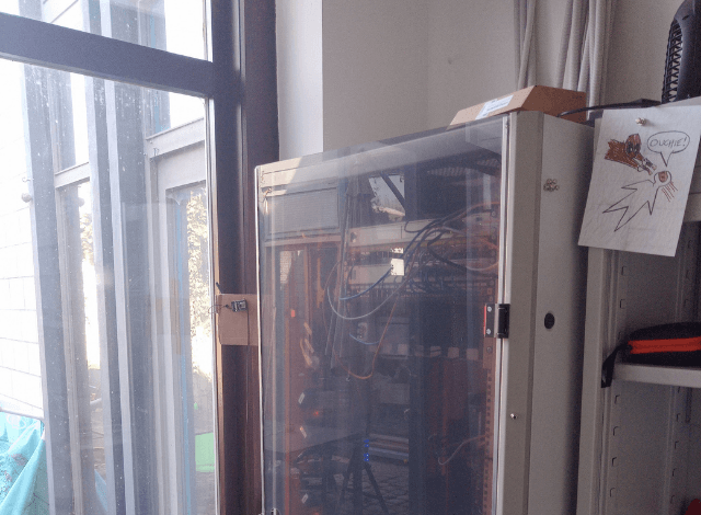 Een doorzichtige deur van plexiglas