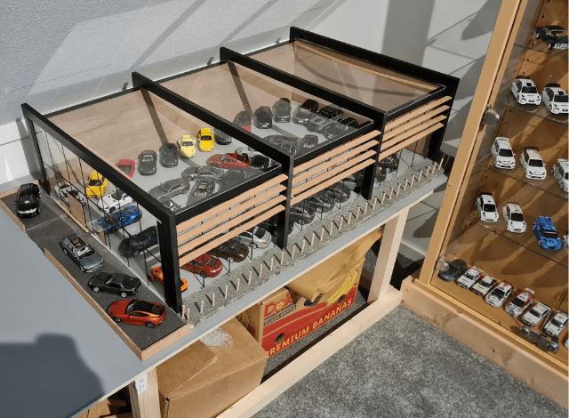 Vitrinekast van plexiglas en triplex