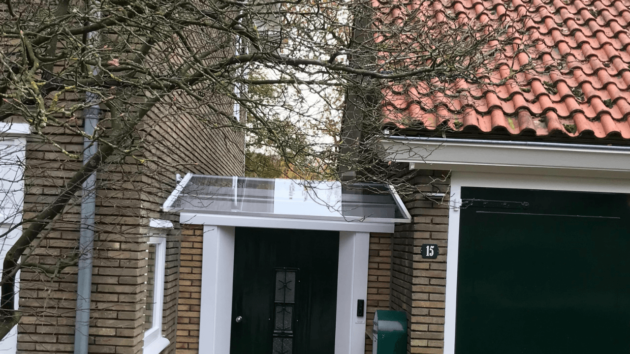Voordeur afdakje van polycarbonaat