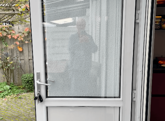 Voorzetramen plaatsen op kunststof kozijnen zonder te schroeven