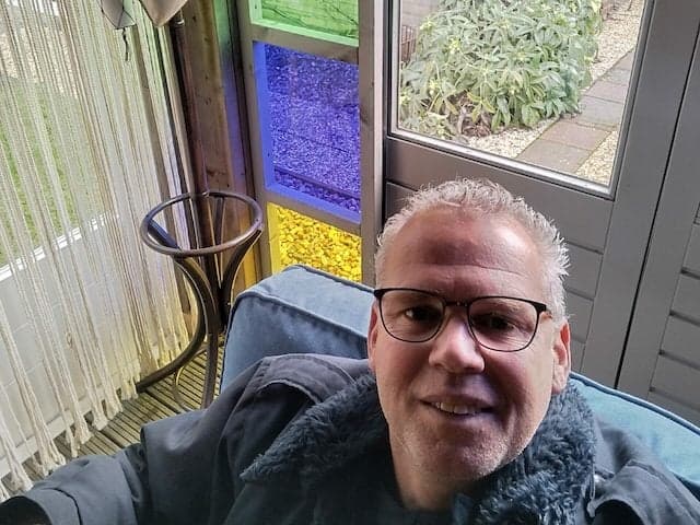 Winddichte-overkapping-met-gekleurd-plexiglas-selfie-1-scaled-e1676029175795