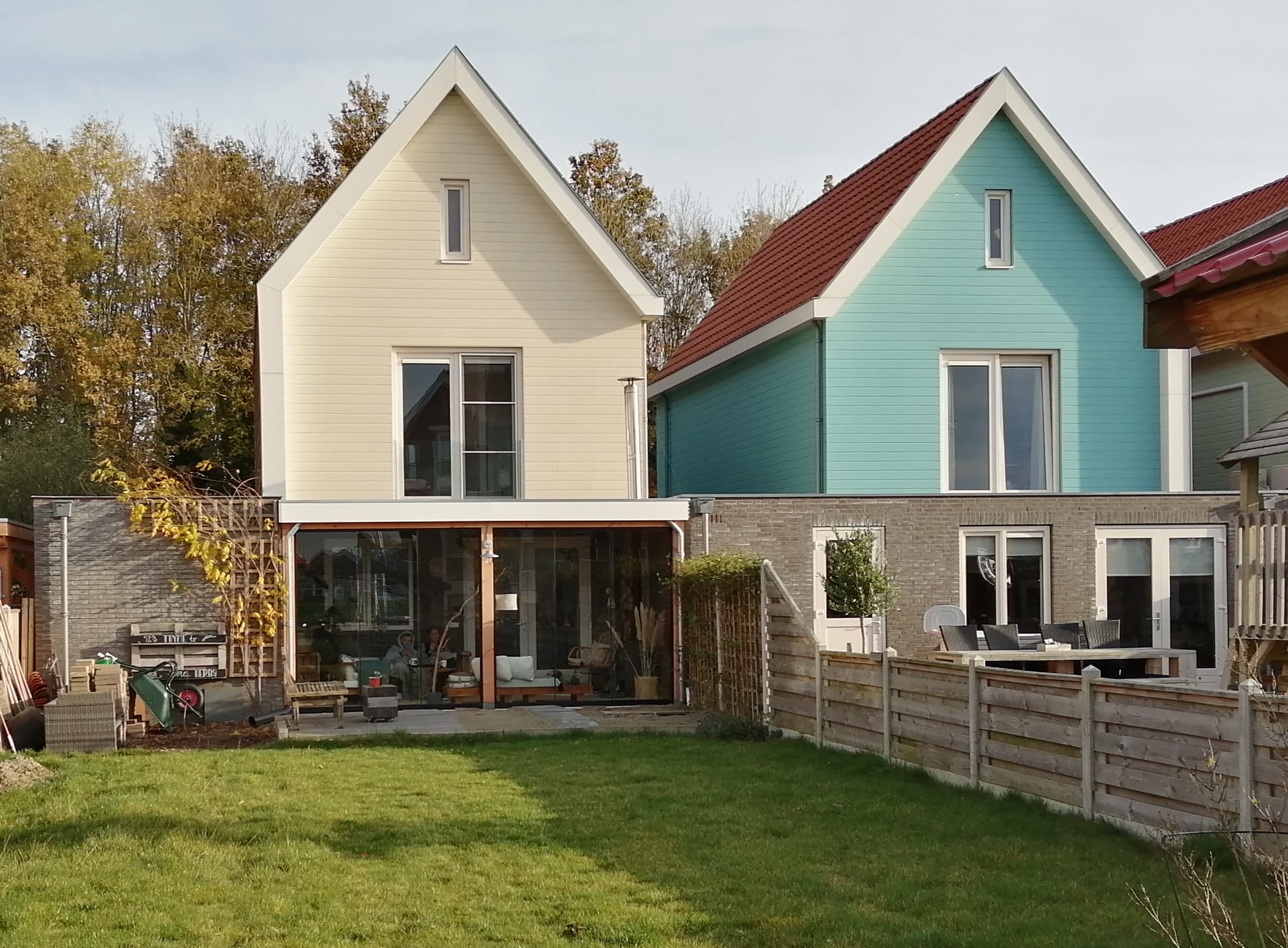 Witte Trespa® boeidelen voor de aanbouw