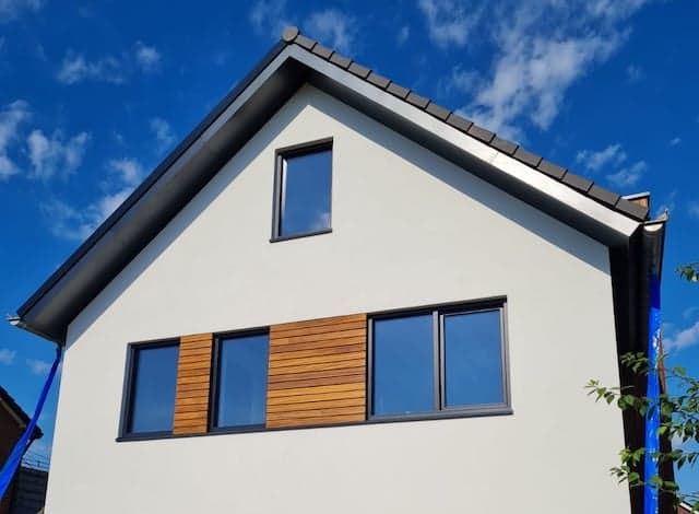 Zelf gebouwd huis met HPL dakranden