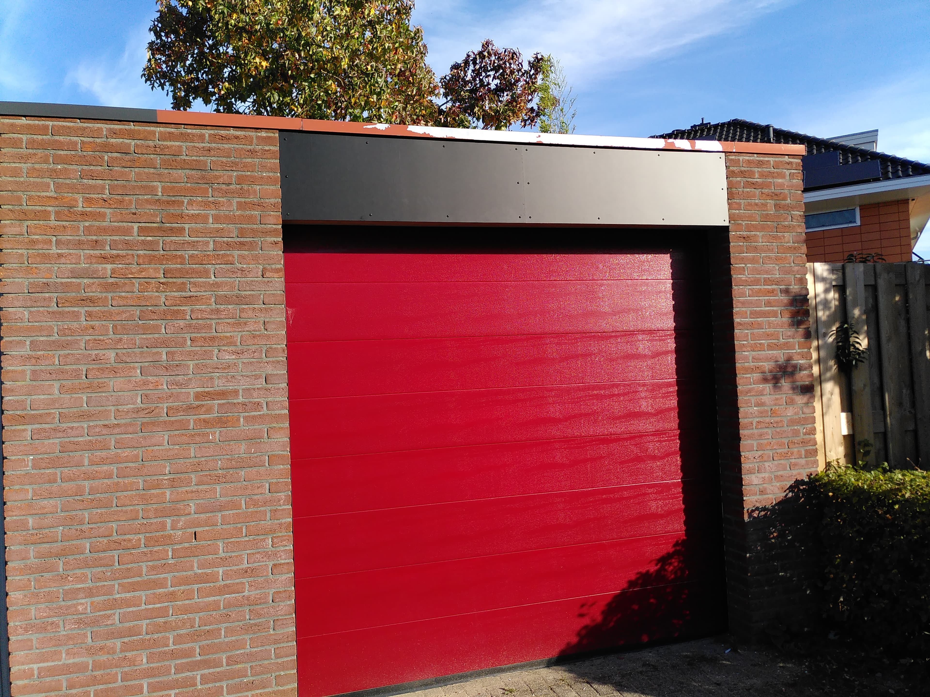 Zwarte Trespa® boeidelen boven de garage