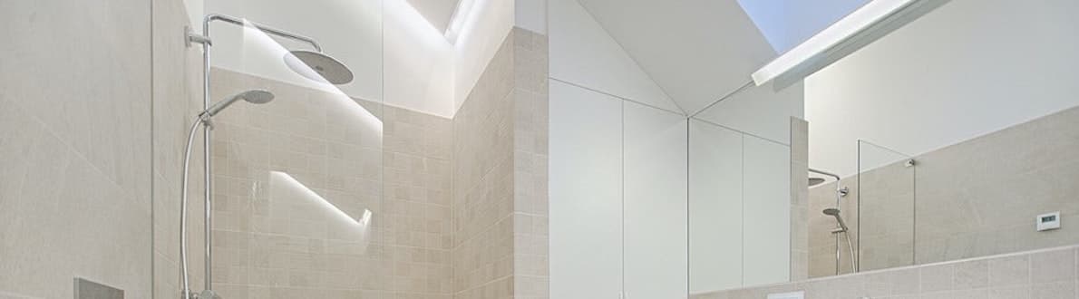 Douchewand plexiglas banner