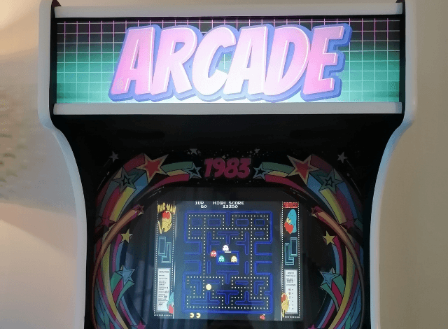 Jaren ’80 arcade kast door middel van plexiglas