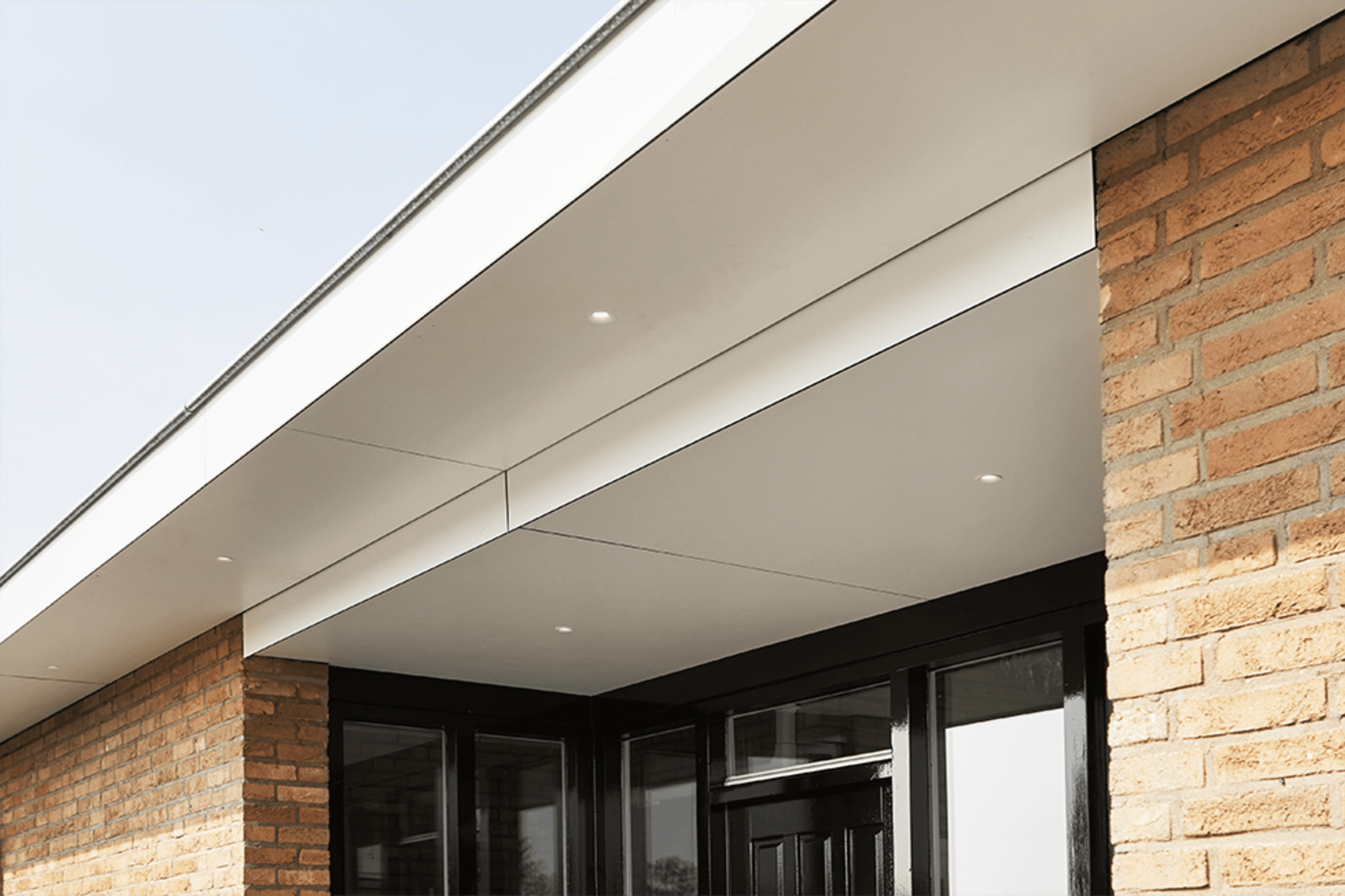 gevel, dakoverstek met licht spot