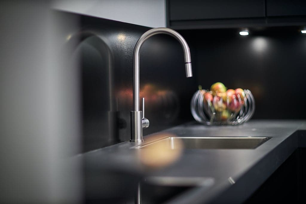 kunststof-achterwand-keuken-zwart-alupanel