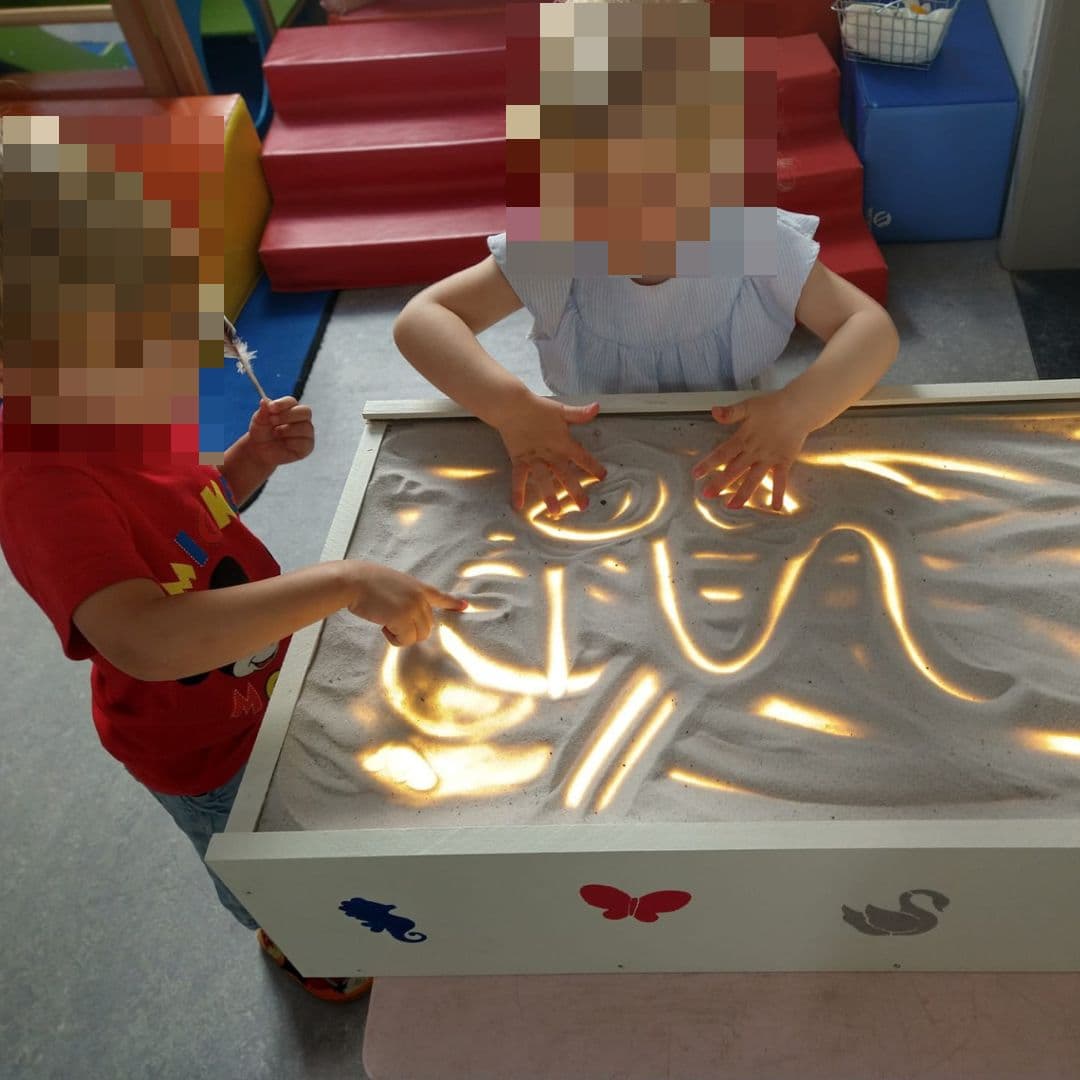 lichtbak met zand van plexiglas