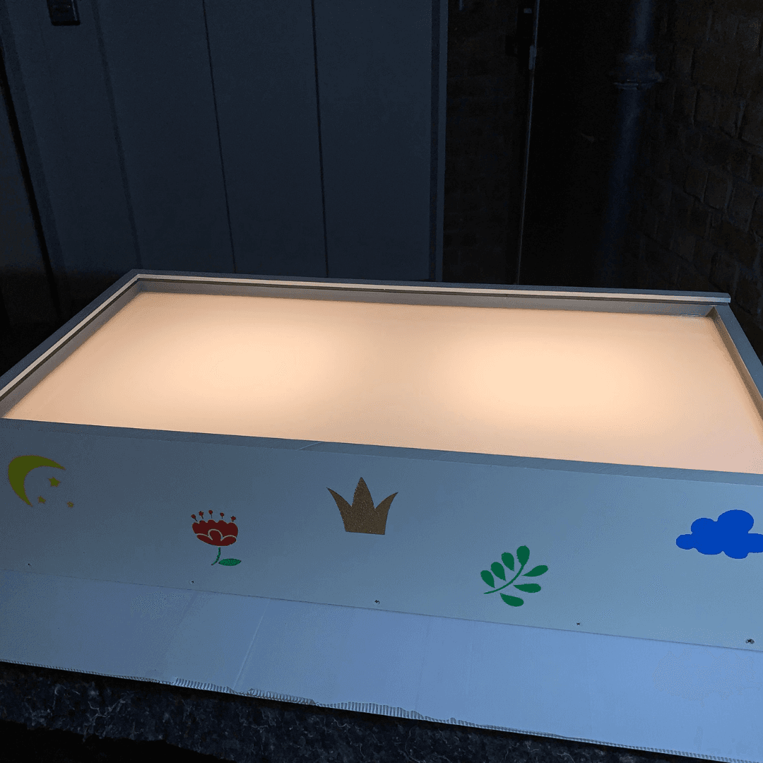 lichtbak met zand van plexiglas
