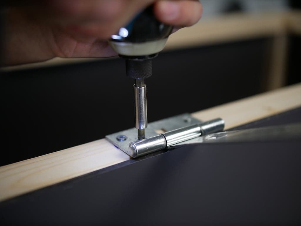 opbergkist tuinkussens scharnier bevestigen bovenkant