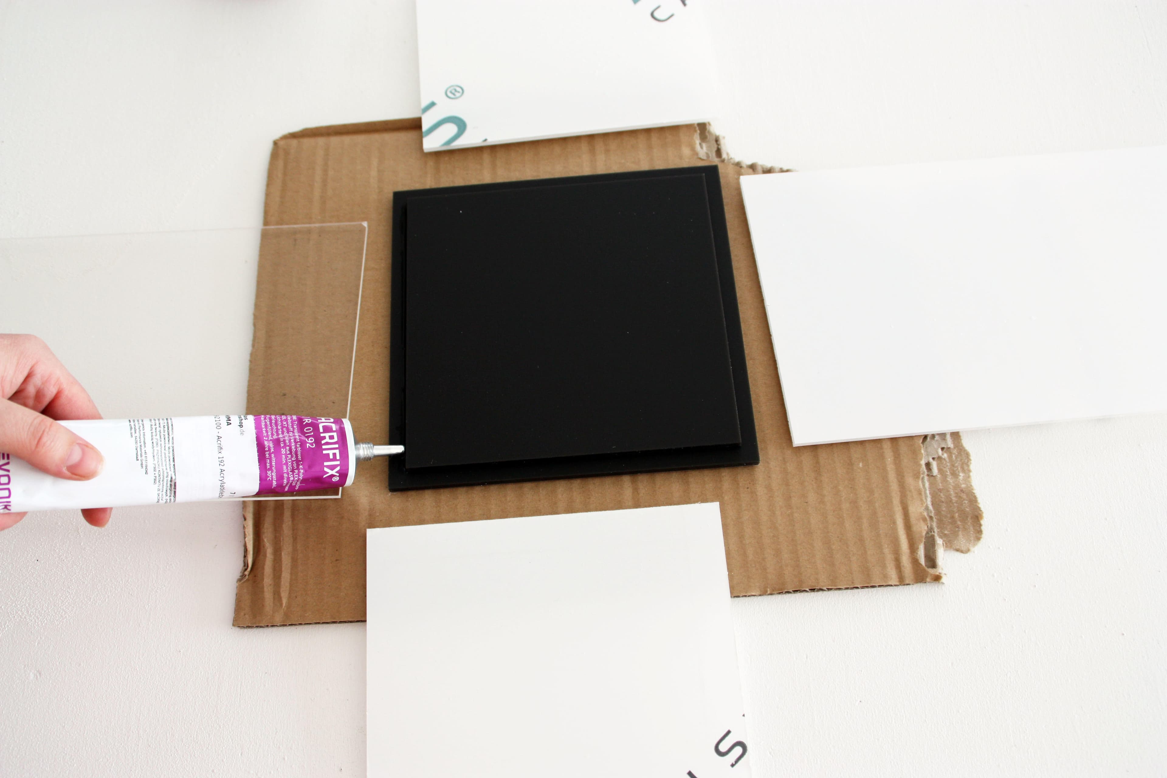 plexiglas plaatjes monteren