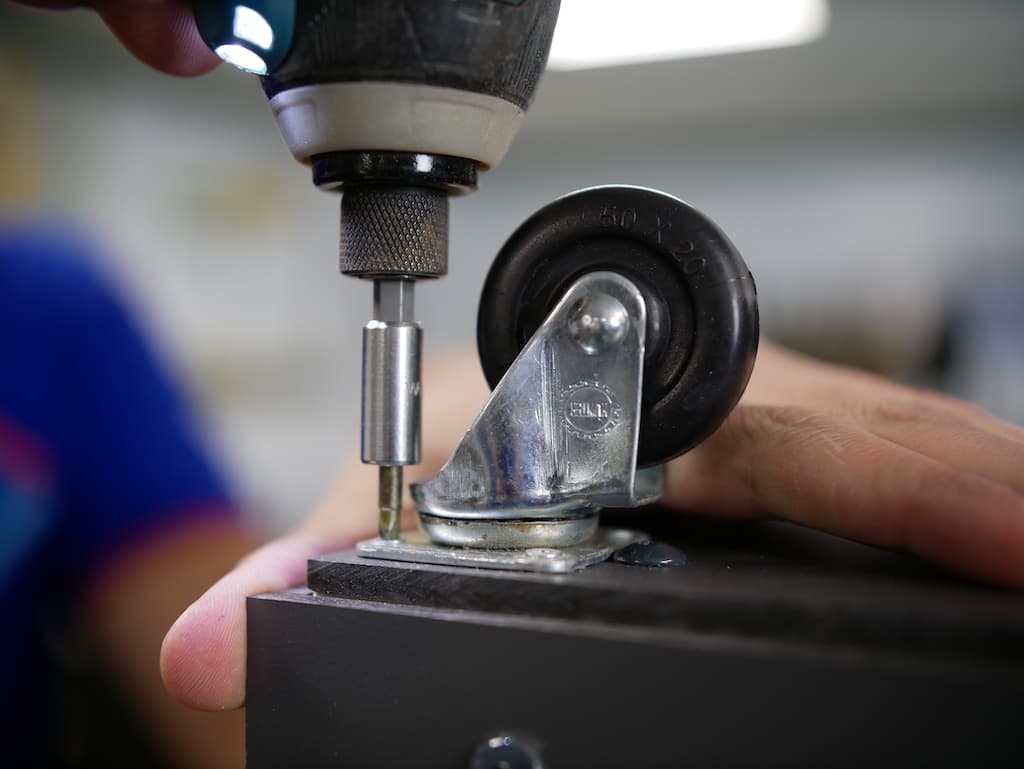 tuinkussenbox zwenkwiel bevestigen