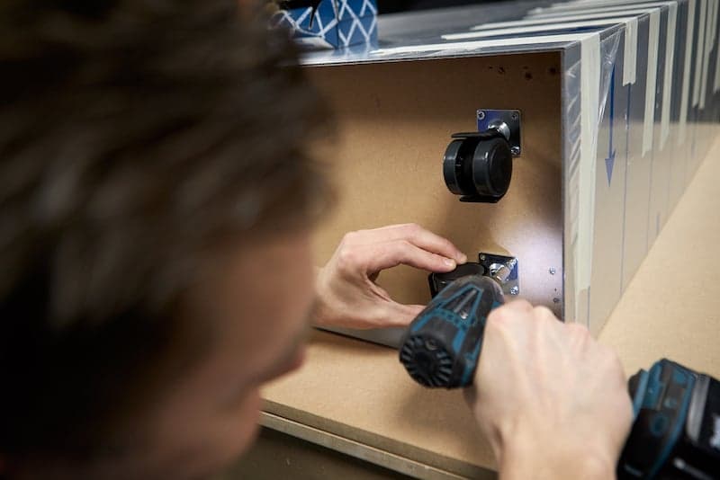 wieltjes bevestigen verrijdbare plantenbak alupanel