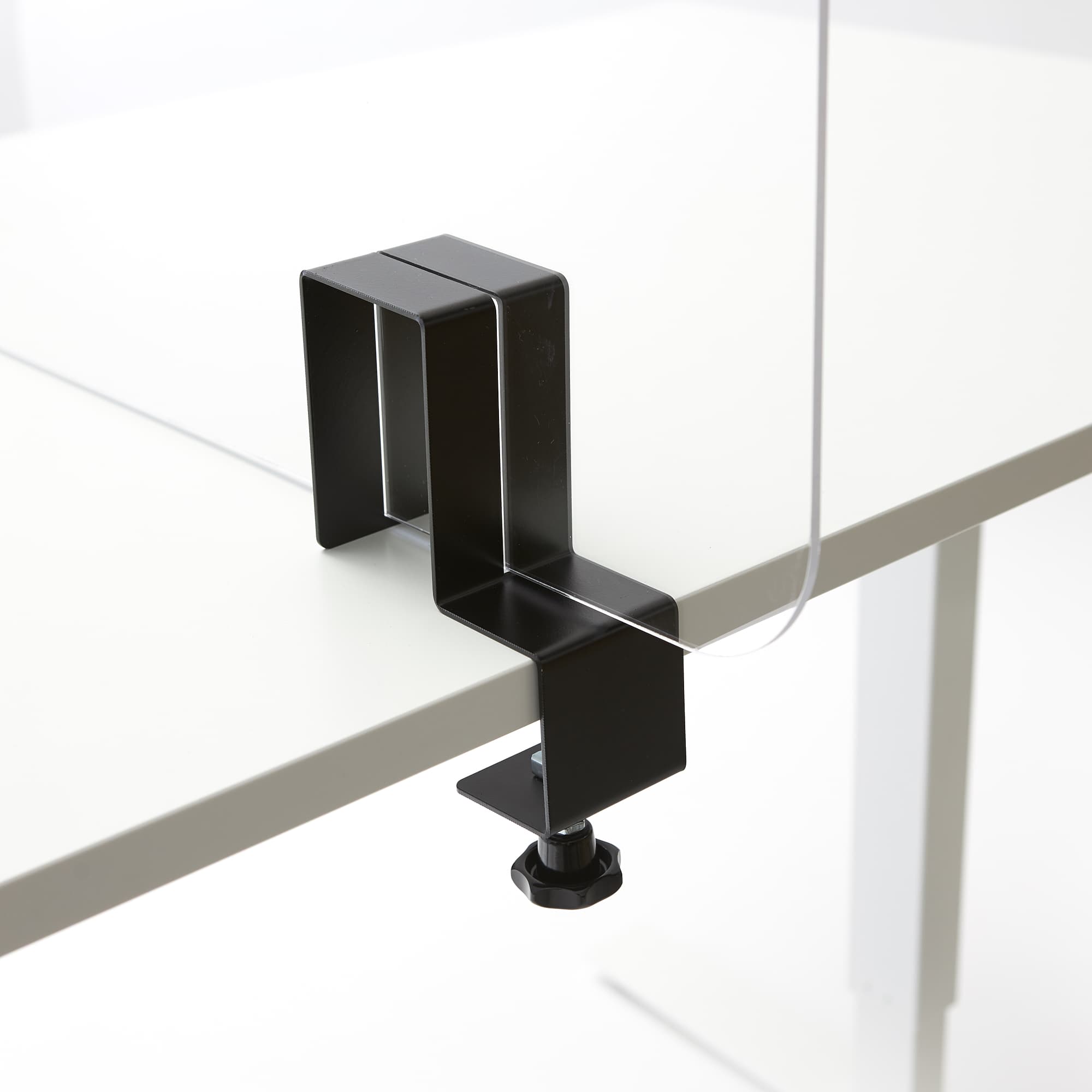 Plexiglas beugel op tafel