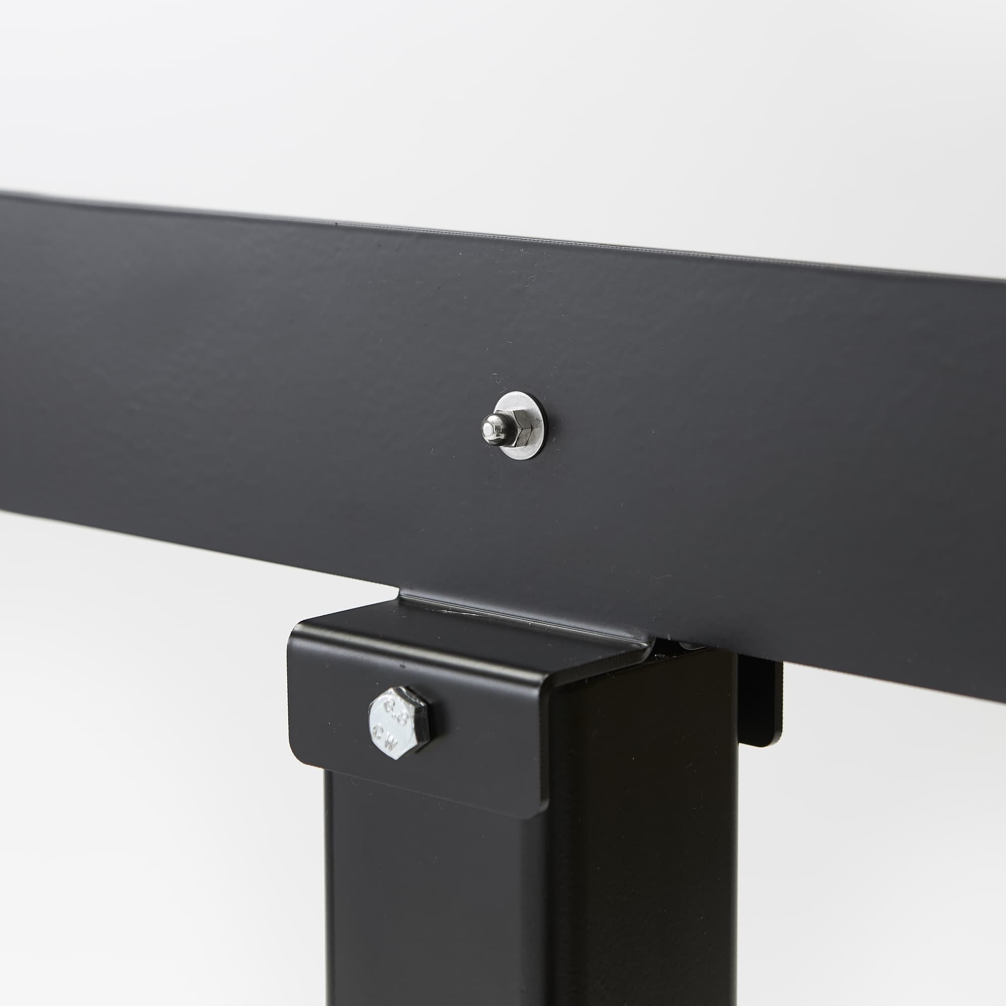 Plexiglas scherm bevestigd op stalen voet