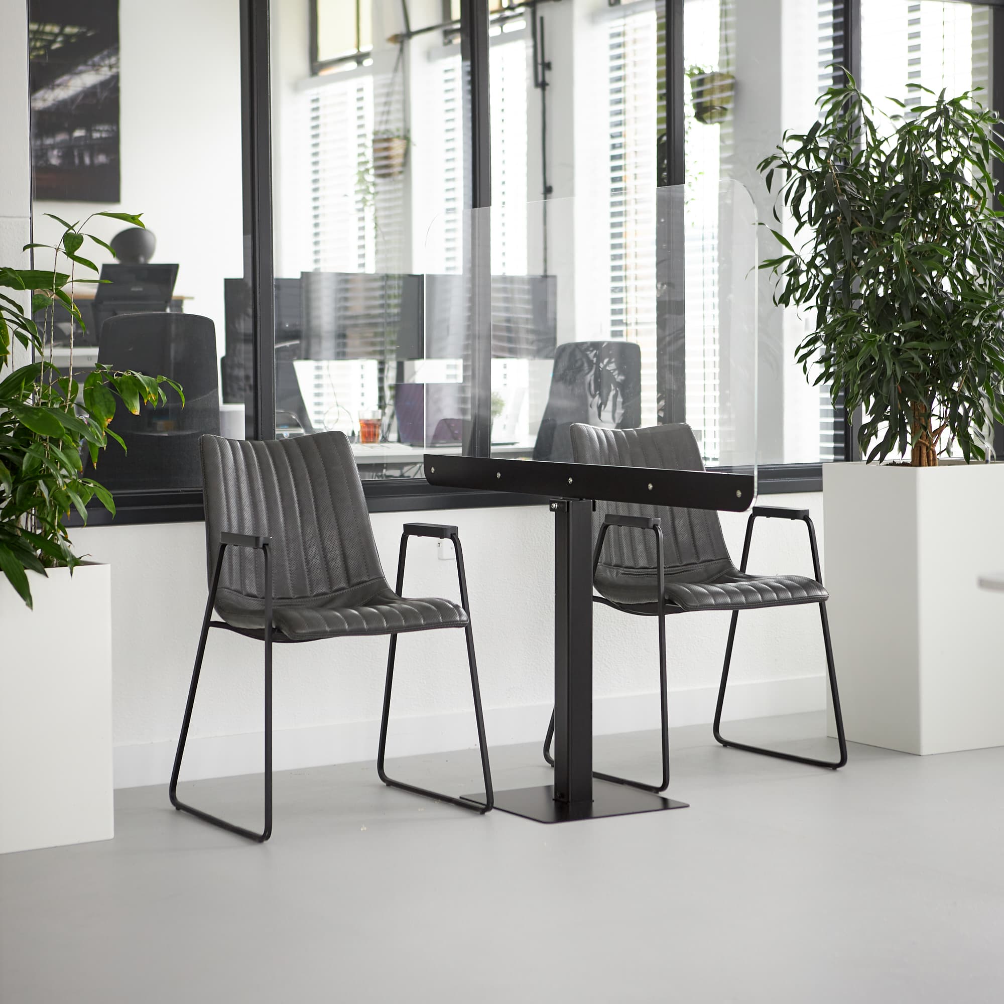Plexiglas scherm op voet in wachtruimte