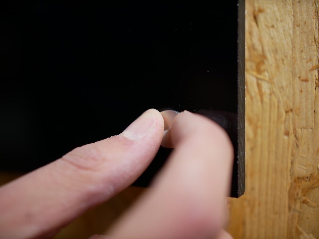 Kapstok maken zwart plexiglas afstandhouder bevestigen aan muur