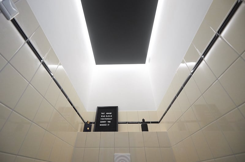 Kunststof plafond toilet maken eindresultaat met ledverlichting aan