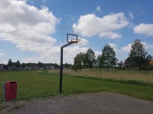 Basketbalveld met polycarbonaat basketbord overzicht