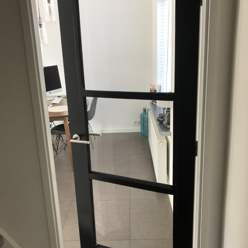 Industriële deur met plexiglas panelen eindresultaat