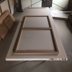 Industriële deur met plexiglas panelen frame