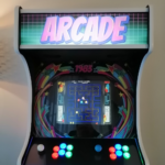 Jaren ’80 arcade kast door middel van plexiglas